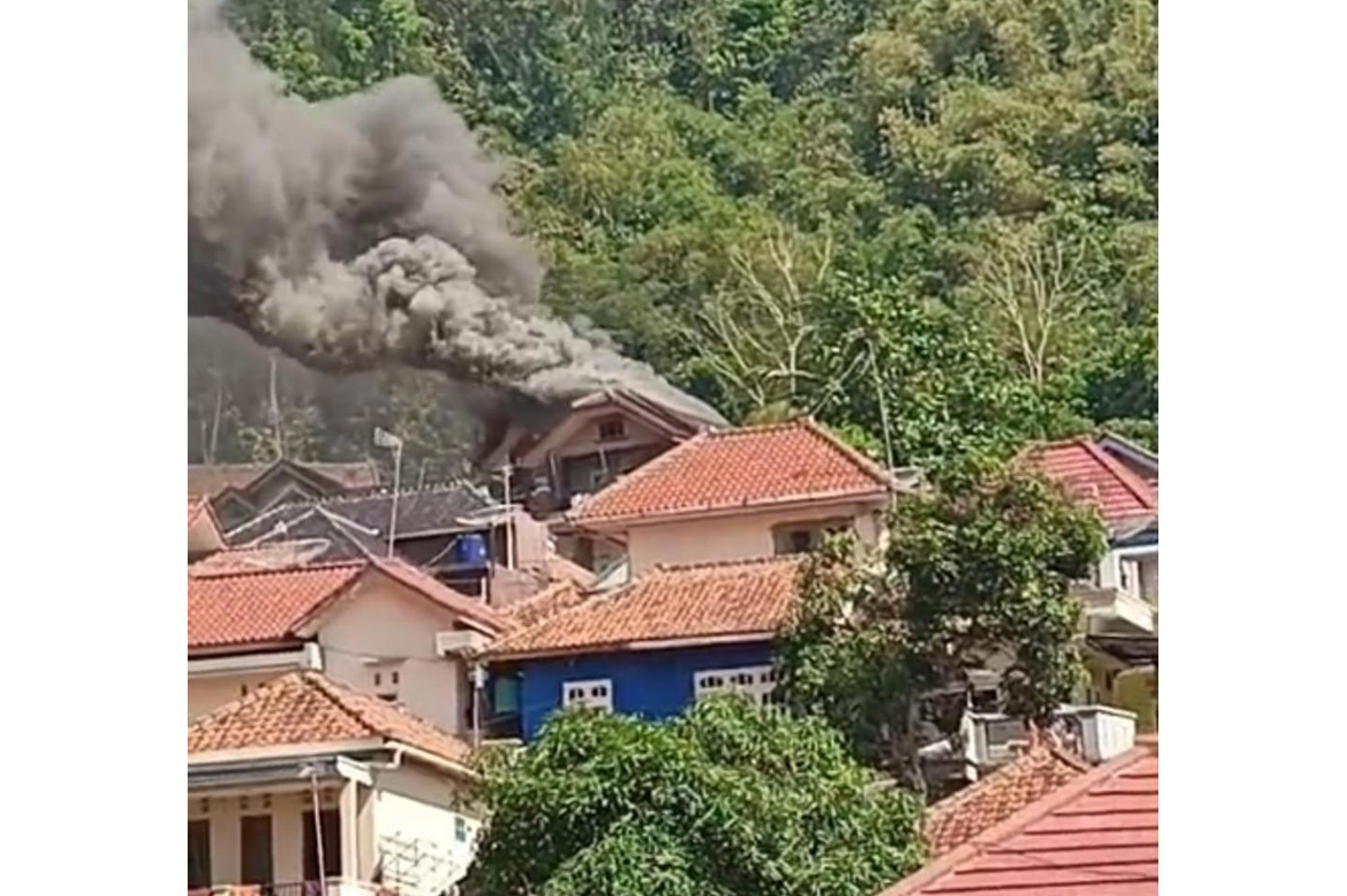 Rumah 2 Lantai Terbakar di Kawasan Pegunungan, Damkar Kuningan Kesulitan Jangkau Lokasi