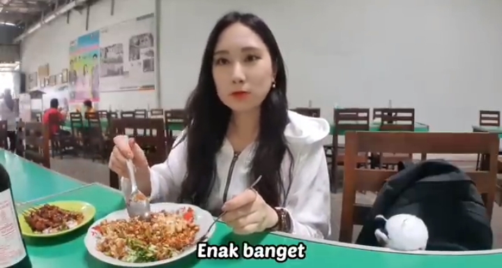 3 Kuliner Cirebon yang Dicoba Jiah YouTuber Korea, Dapat Rekomendasi dari Pedagang Buah di Jakarta!