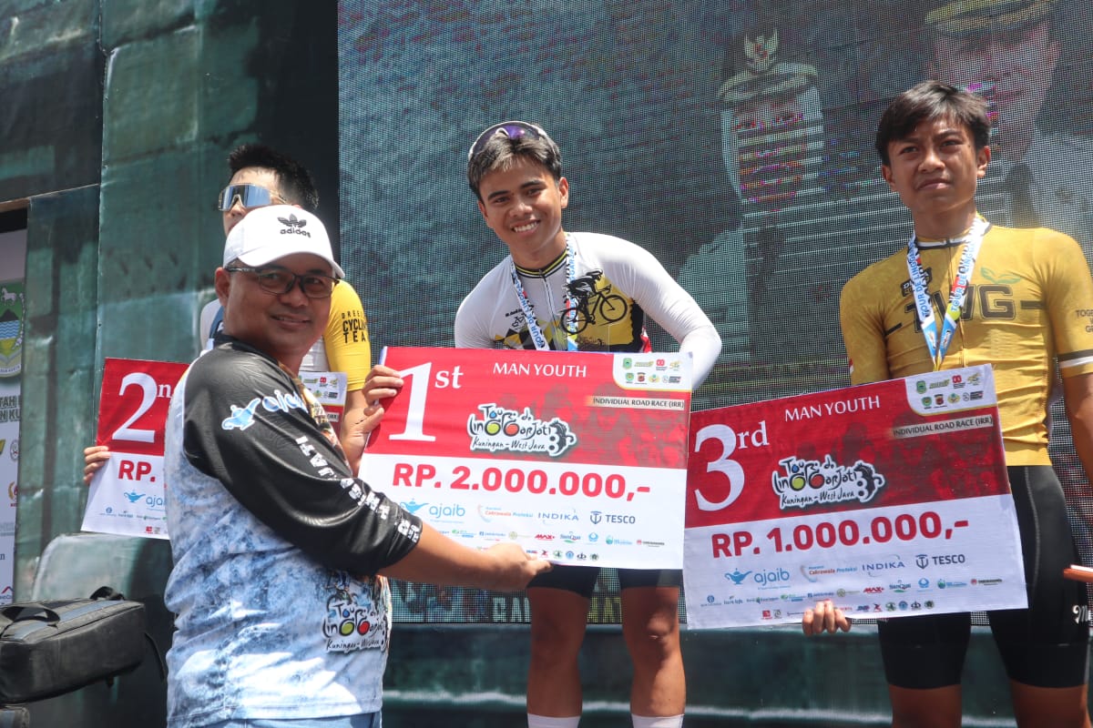 Pj Sekda Kuningan Anugerahkan Medali untuk Pemenang Kategori Man Youth di Tour de Linggarjati 2025