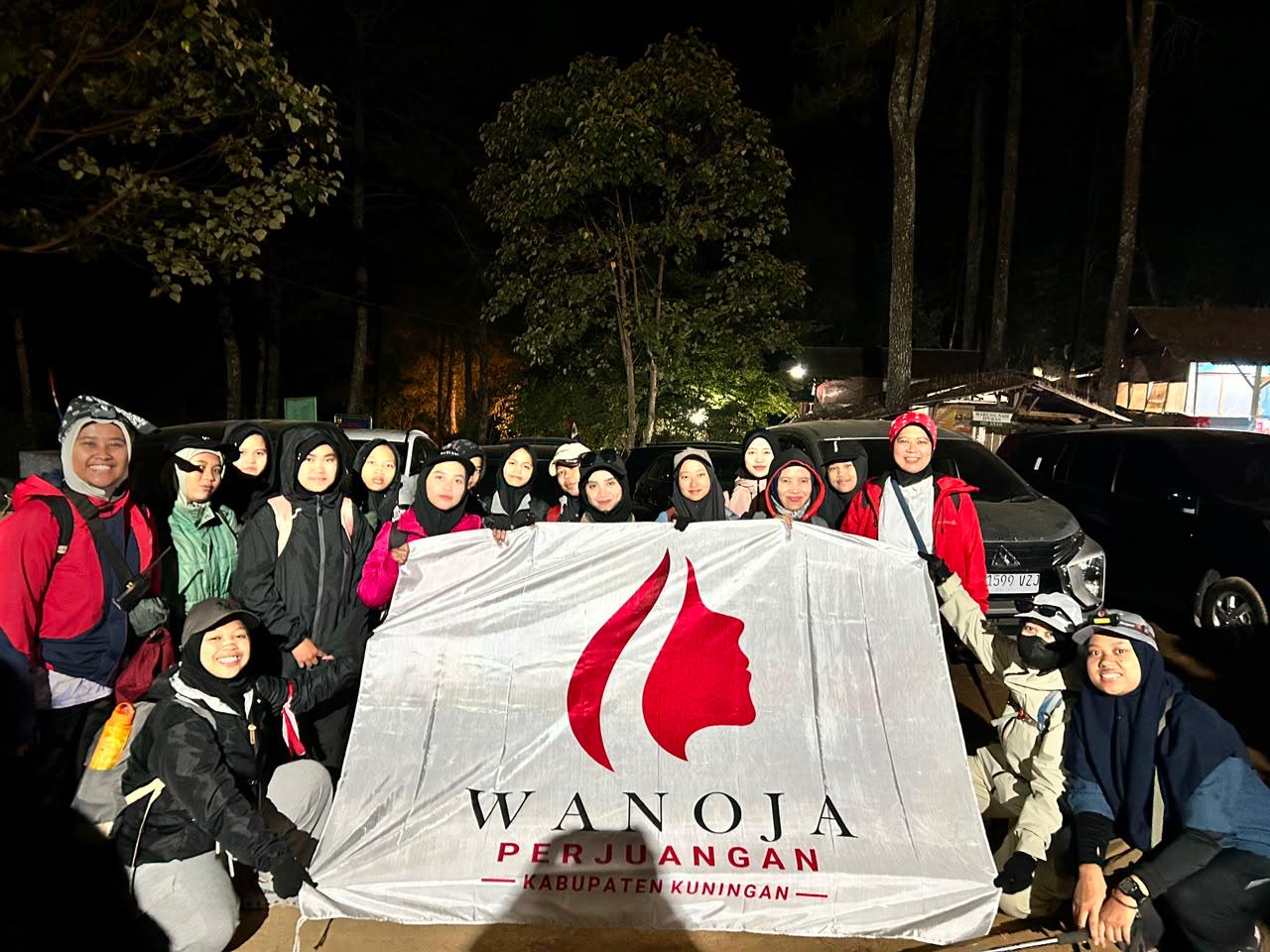 Wanoja Perjuangan Kuningan Kibarkan Bendera di Puncak Ciremai