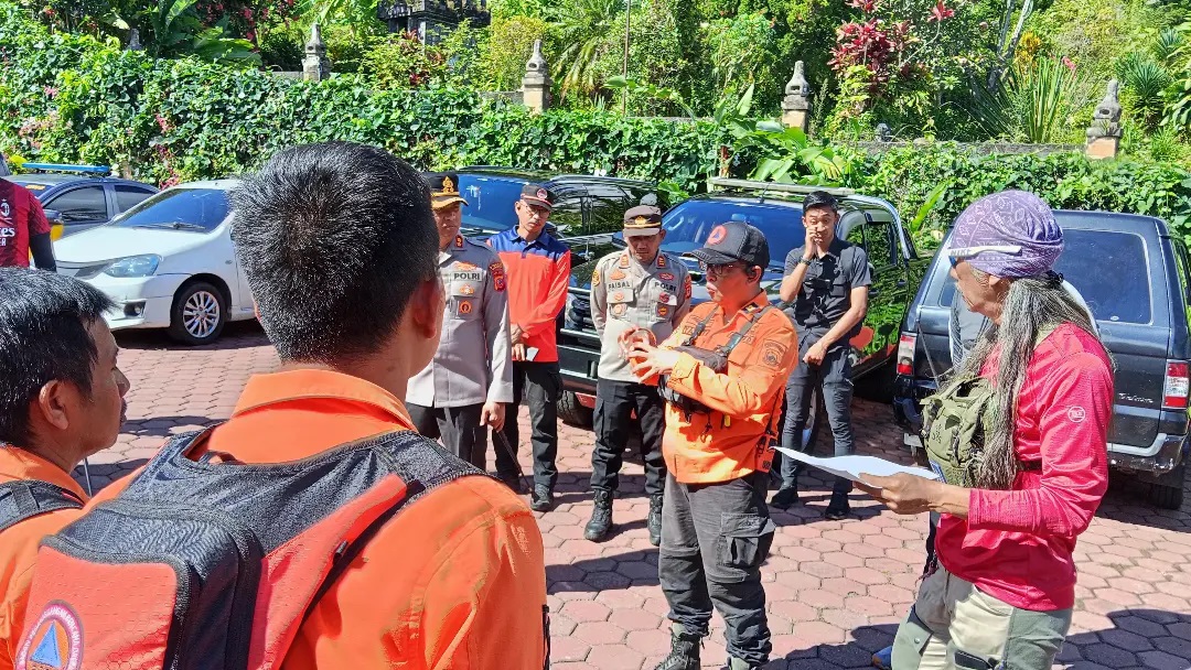 Proses Evakuasi Mayat di Jalur Pendakian Gunung Ciremai Pakai Sistem Estafet