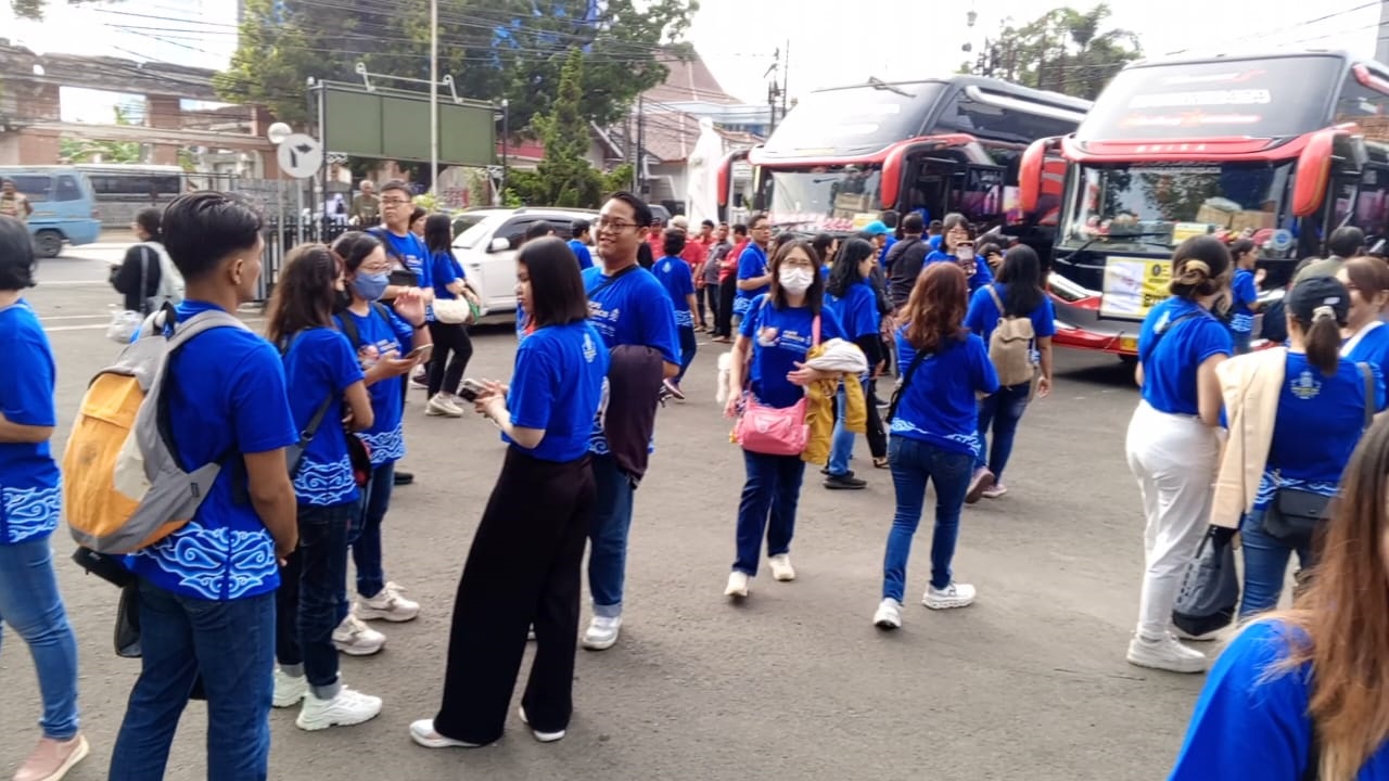 Sambut Misa Akbar, Ratusan Umat Kristiani asal Cirebon Berangkat ke Stadion GBK