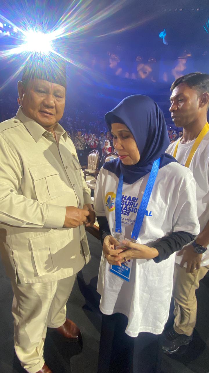 Raih Penghargaan Kepala SLB Dedikatif Nasional, Ini Momen Manis Kokoy Kurnaeti Bareng Presiden Prabowo