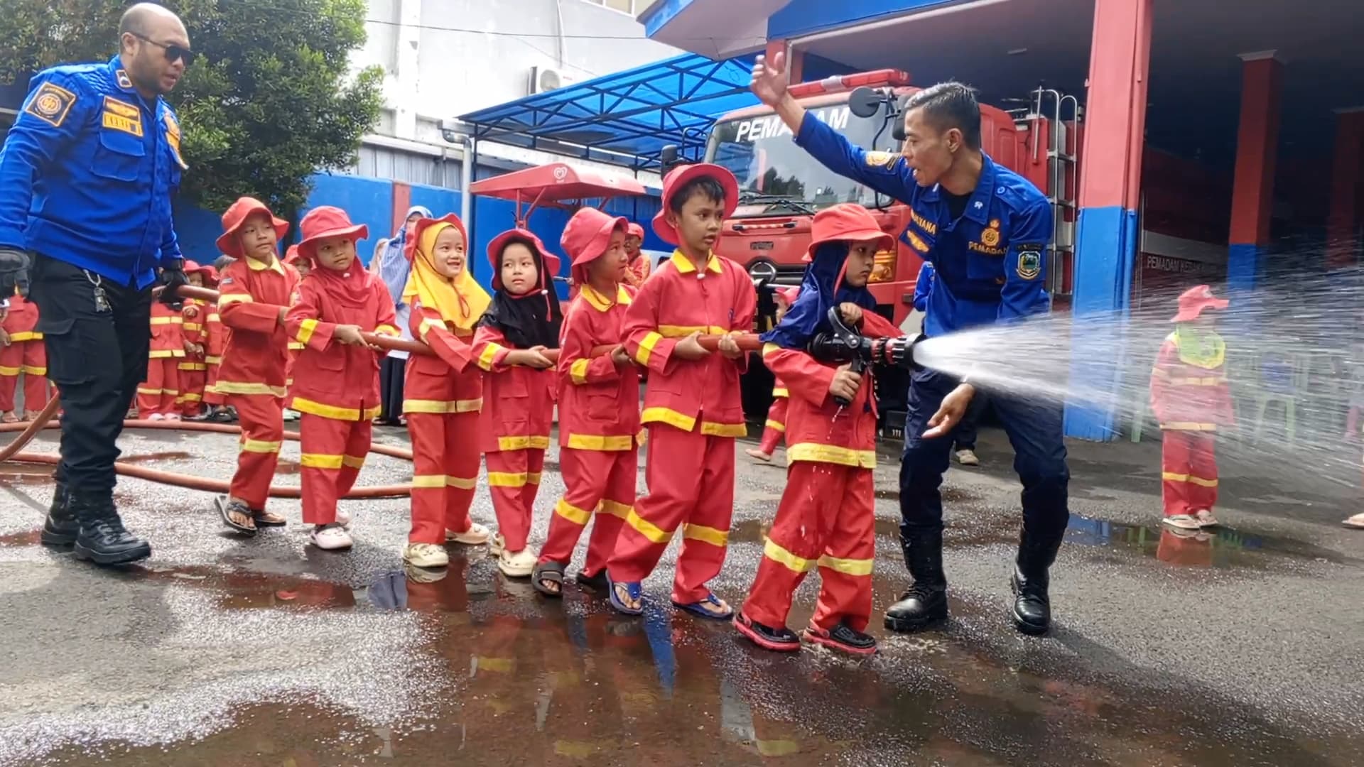 Keseruan Damkar Cilik Kuningan Padamkan Api