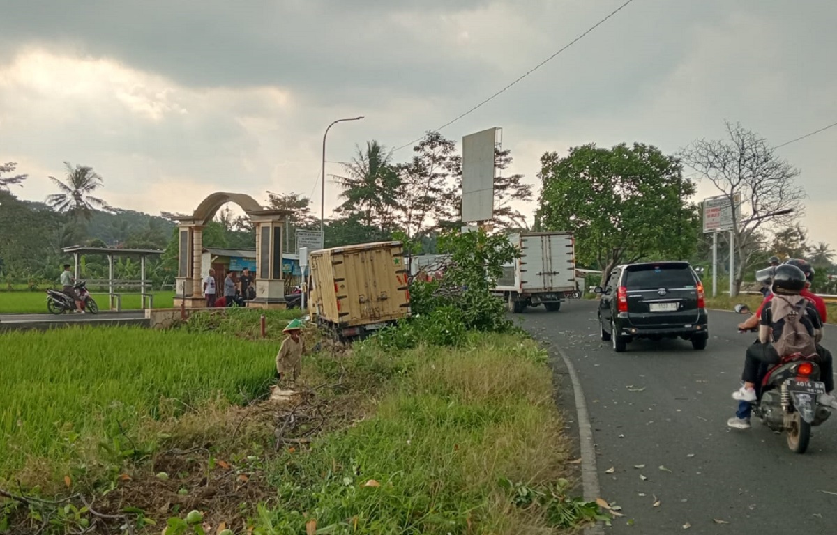 Kecelakaan di Sindangagung Kuningan Diduga Hindari Sepeda Motor, Truk Oleng ke Tengah Sawah