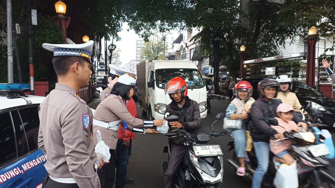 Menjelang Magrib, Satlantas Kuningan Tebar Takjil, Pengendara Tersenyum