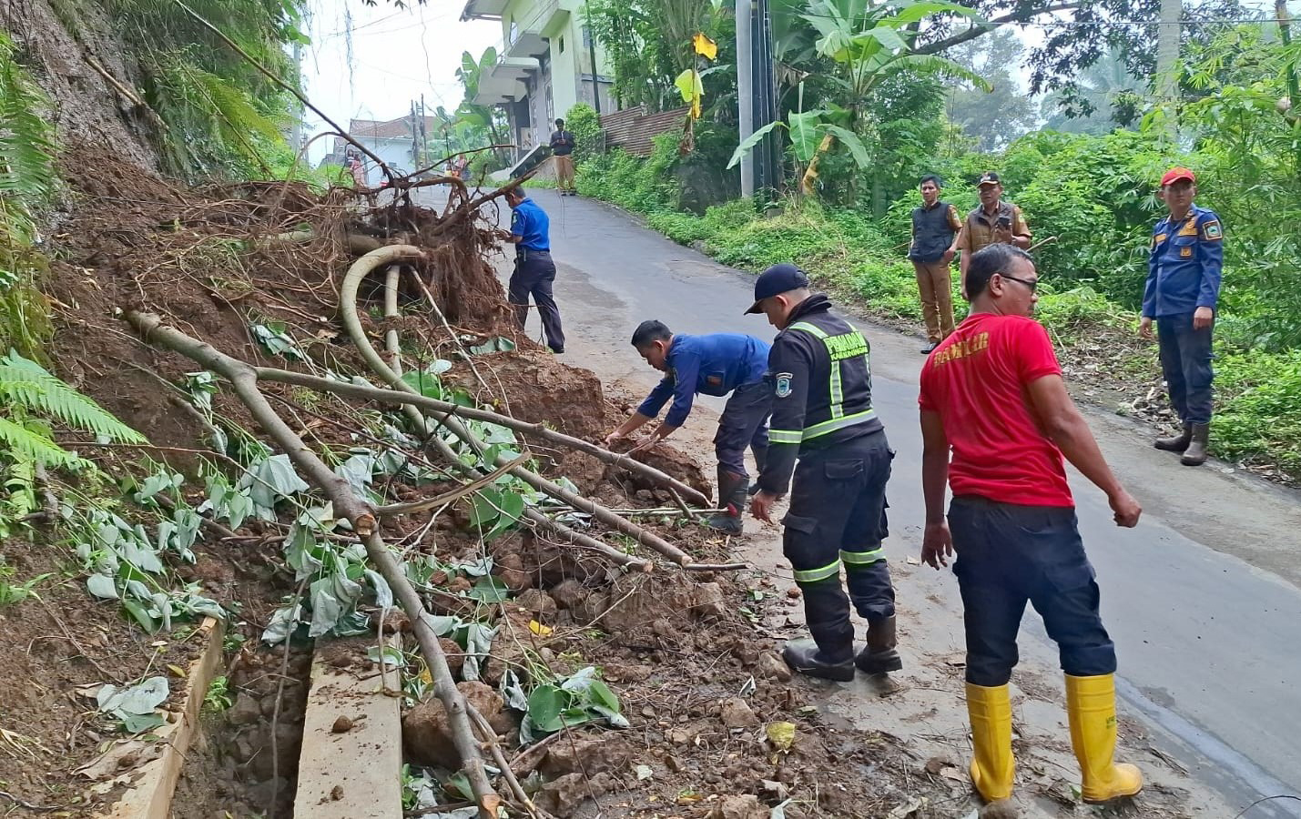 Jalan Cibinuang Longsor, Damkar Kuningan Evakuasi Material