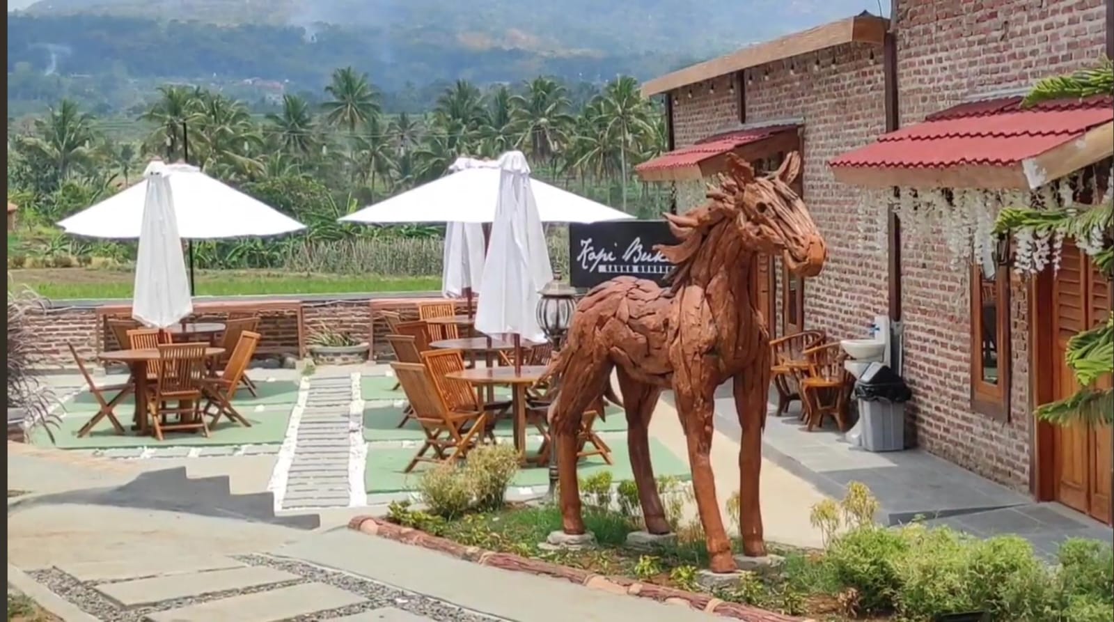 The Amertha Saung Gunung, Taman Payung dan Playground Konsep Resto Berlatar Atap Jawa Barat