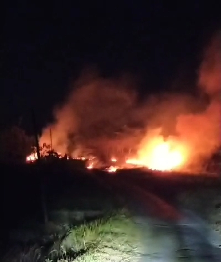 Satu Malam Dua Lokasi Kebakaran Lahan, Petugas Damkar Kuningan Kerja Keras Padamkan Api