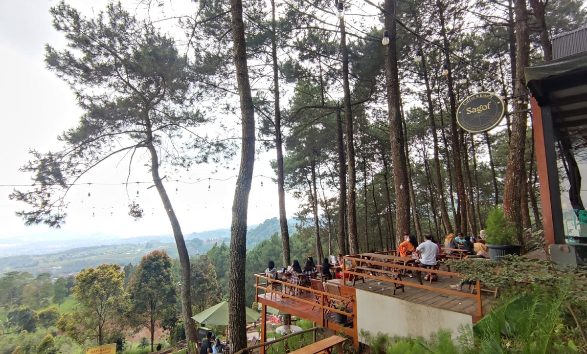 Temukan Kesejukan dan ‘Cuci Mata’ dengan Pemandangan Kafe Bernuansa Alam di Kuningan