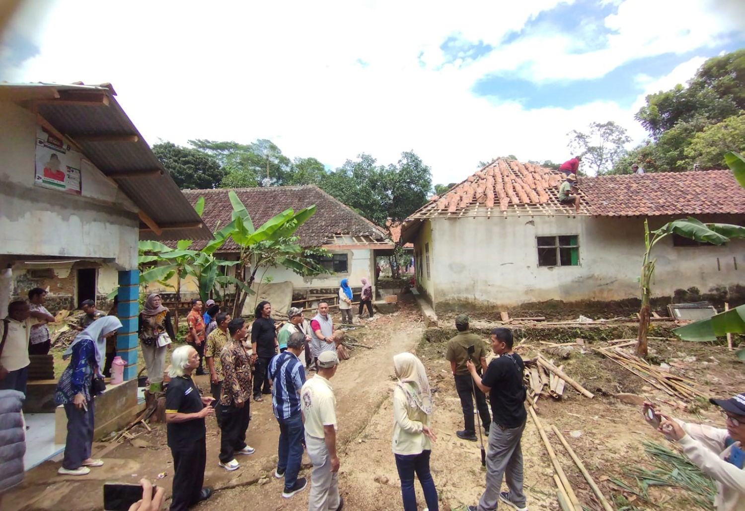 Peduli Korban Bencana Alam, Ketua DPRD dan Wartawan Kuningan Salurkan Bantuan 