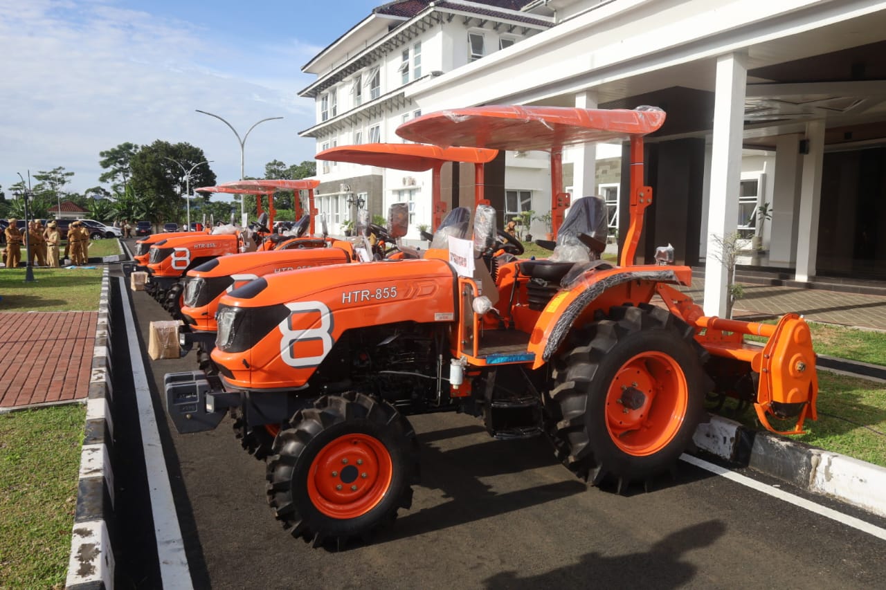 Kementan Salurkan Bantuan Alsintan ke Kuningan, Dongkrak Produksi Pertanian