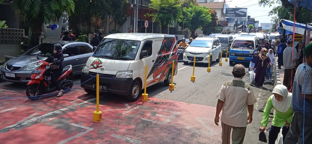 Urai Kemacetan di Pusat Kota Kuningan, Polisi Pasang Tolo-tolo di Jalan Siliwangi