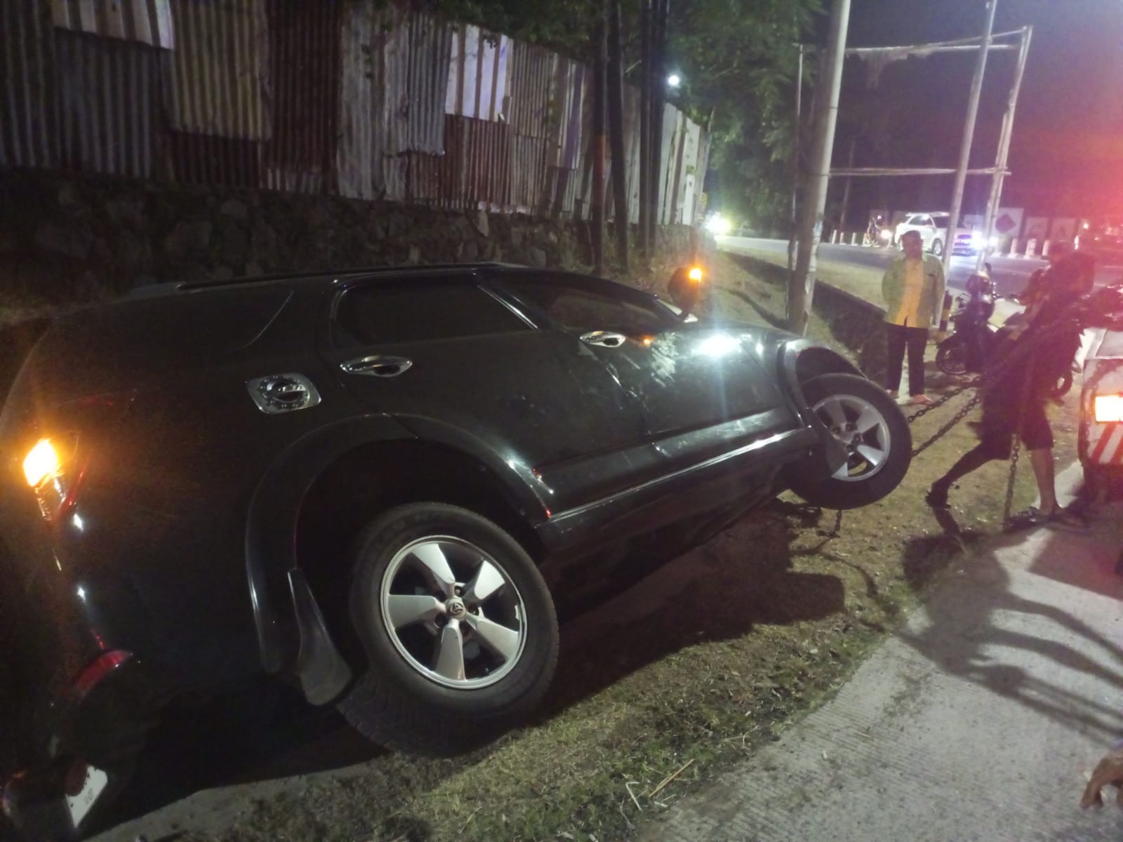 Kecelakaan Tunggal di Gronggong Cirebon, Mobil Masuk Parit