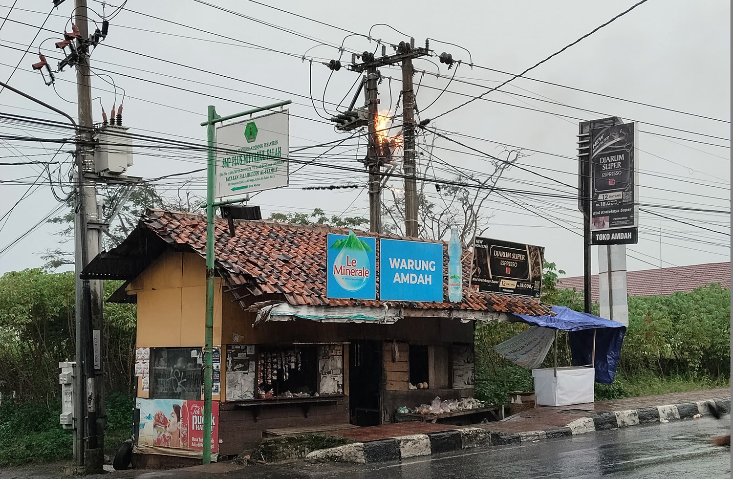 Trafo Listrik Disambar Petir, Wilayah Kramatmulya Padam