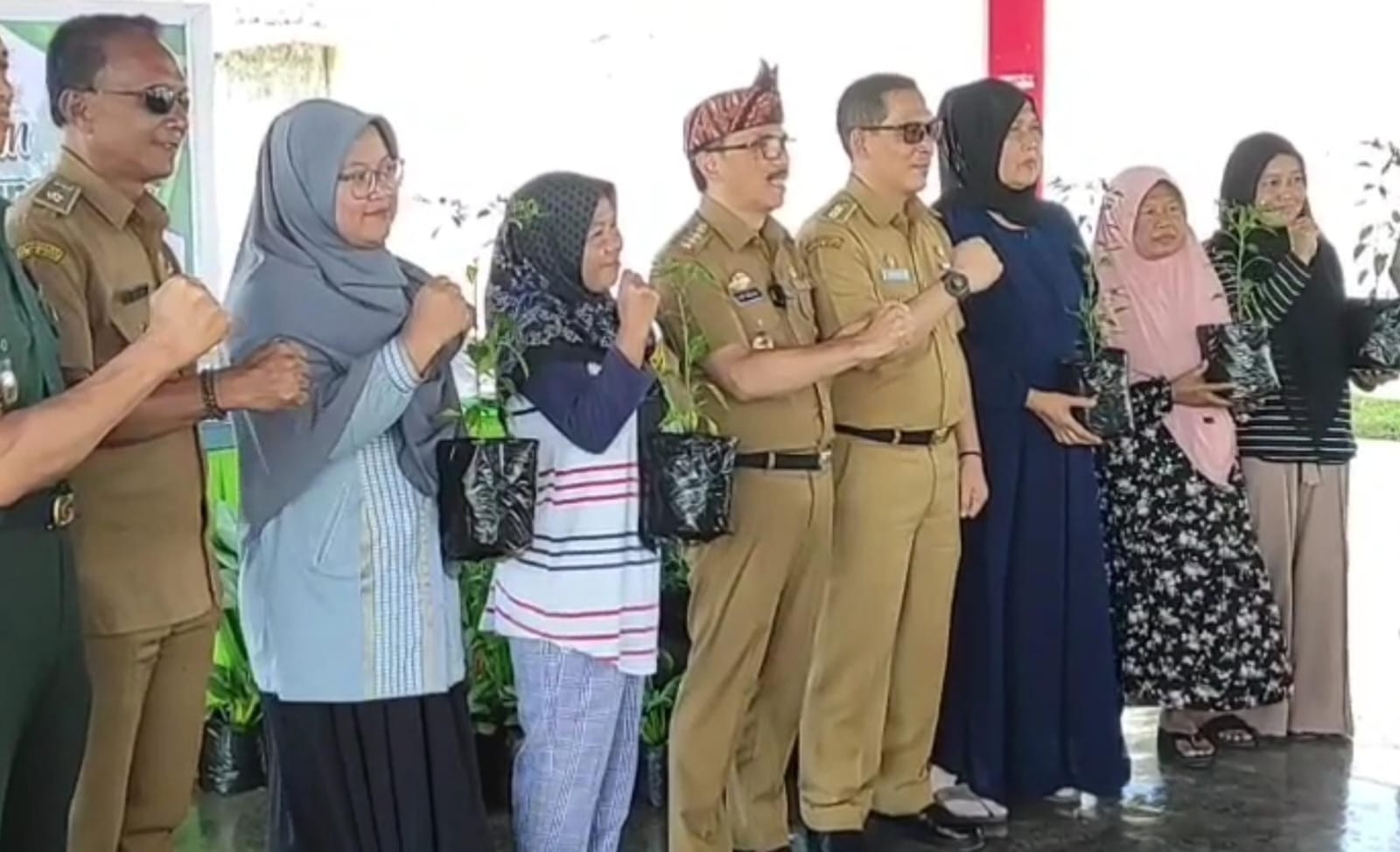 Kampanyekan Program Melak Beu Demi Ketahanan Pangan, Pj Bupati Kuningan Tebar Ribuan Benih Cabai