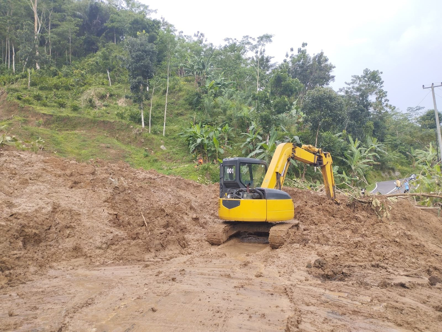 Tertutup Material Longsor, Jalan Penghubung Cipasung-Subang Lumpuh