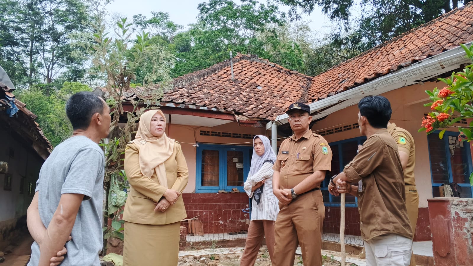 Rumah Warga Citangtu Mau Ambruk, Wabup Tuti Datang Bawa Bantuan Rp15 Juta