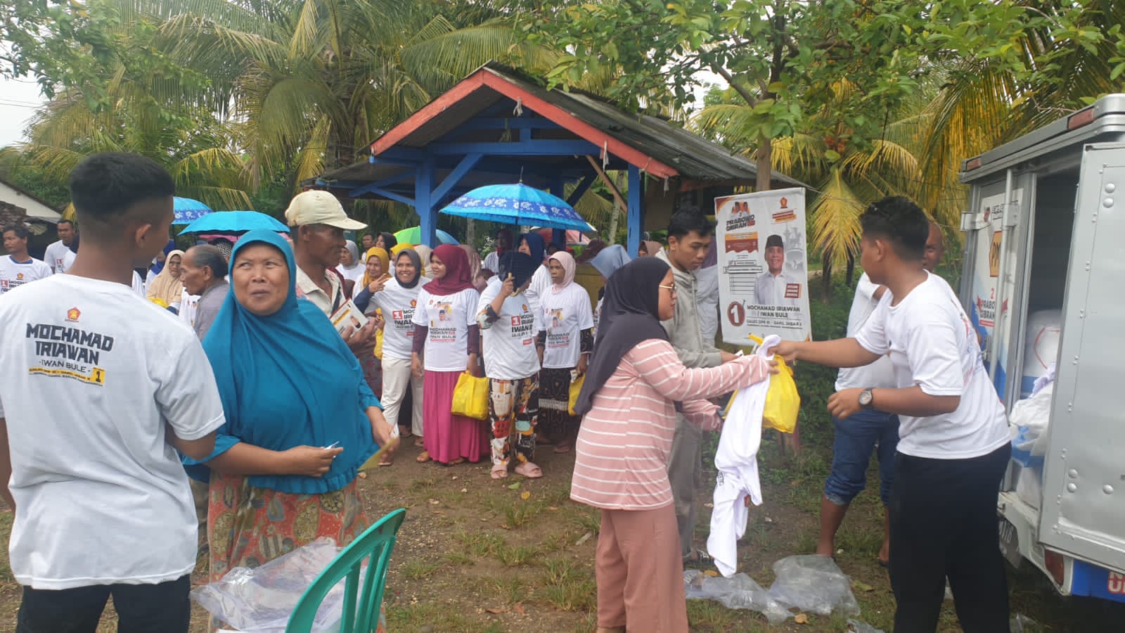 Relawan Caleg Iwan Bule dan Capres Prabowo Teruskan Door to Door dengan Bantuan Sembako dari Haji Endang Juta