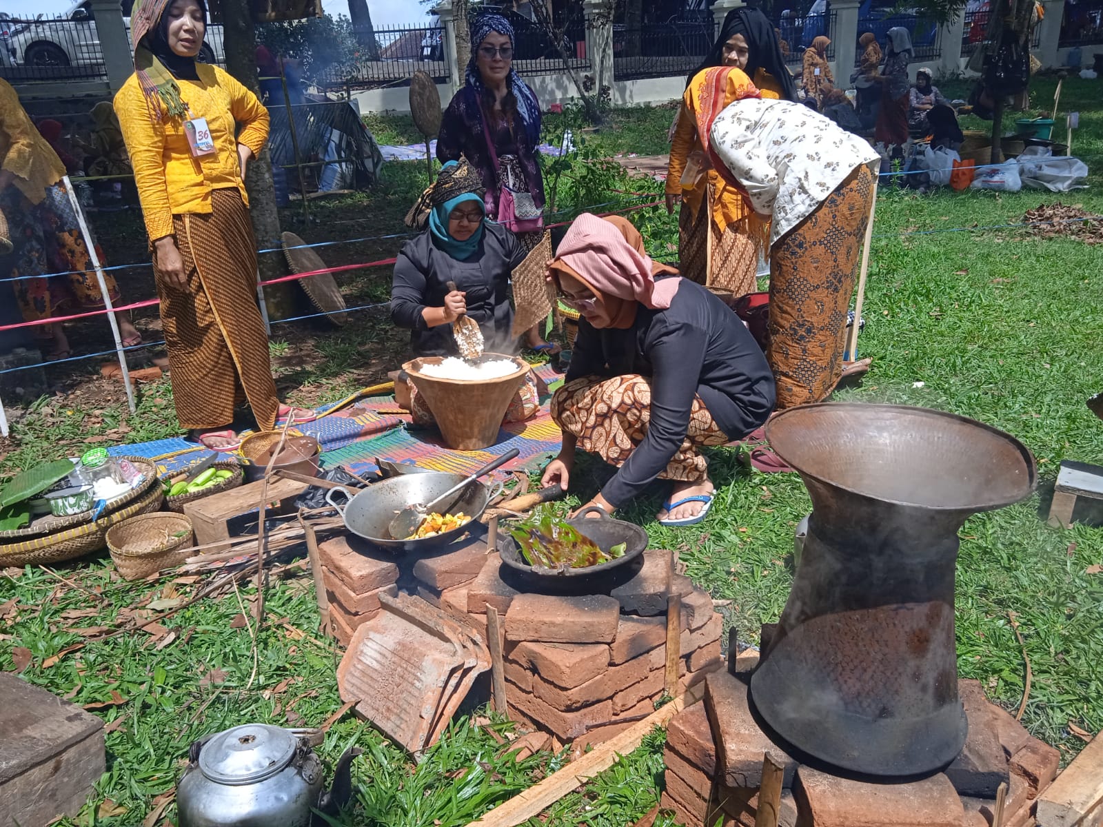 Heboh, Ratusan Ibu Ibu Ramaikan Lomba Ngakeul