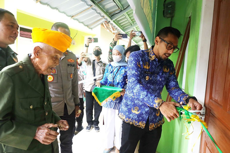 Kompak, TNI-Polri Rehab Rumah Pejuang Veteran di Purwawinangun