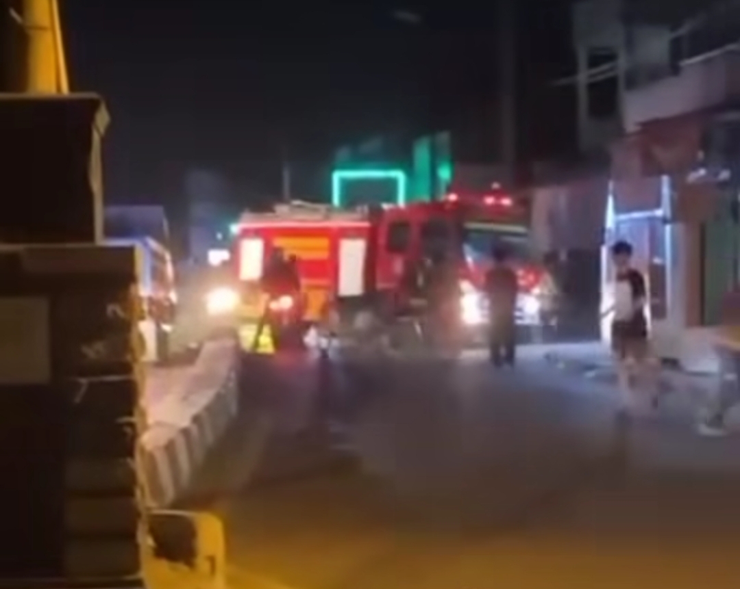 Mobil Damkar Indramayu Tertabrak Kereta Api Barang di Haurgeulis, Sempat Terhalang Bentor