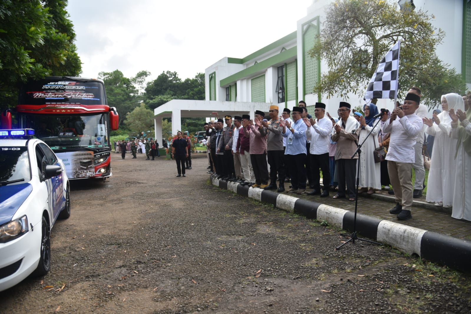 Dilepas Bupati Kuningan ke Tanah Suci, 438 Calon Jemaah Haji Kloter 9 Diberangkatkan