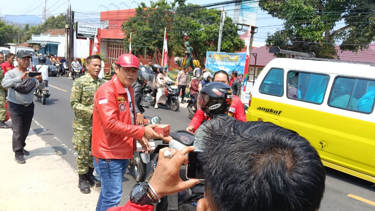 Gandeng Koramil Kadugede, Pemuda Batak Bersatu Kuningan Gelar Jumat Berkah