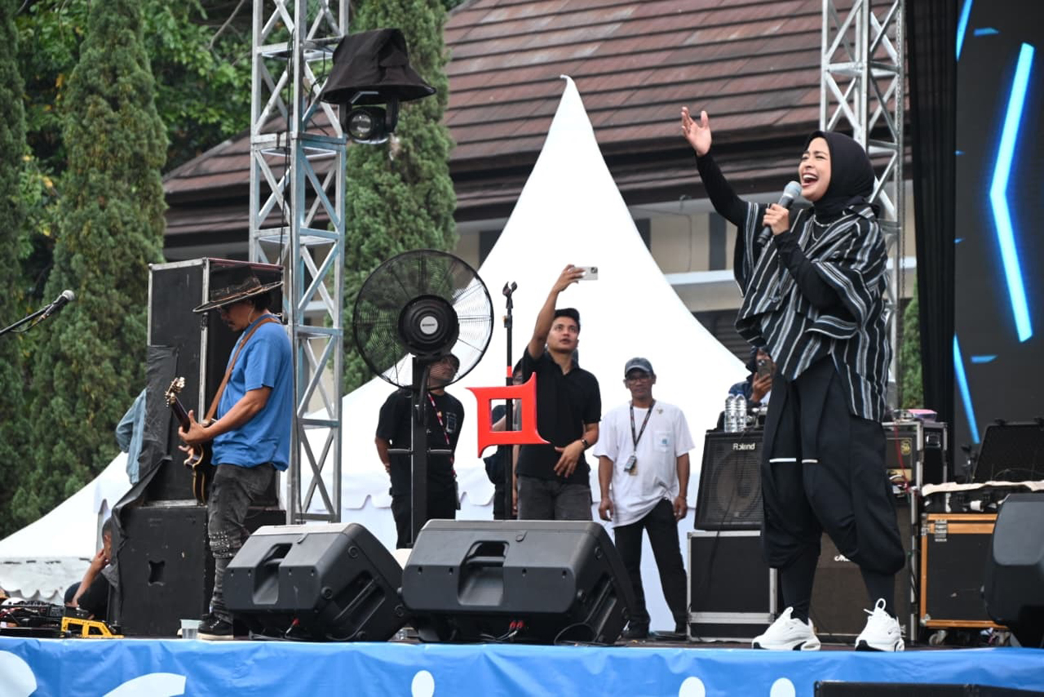 Pernah Ziarah ke Makam Sunan Gunung Jati, Vokalis Band Kotak Mengaku Keturunan Kuningan