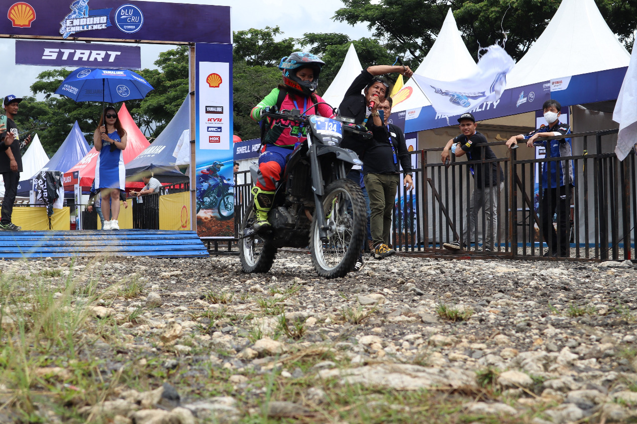 Berani Tampil Beda, Peserta Wanita Shell bLU cRU Yamaha Enduro Challenge Pilih WR 155 R Partner Berkendara