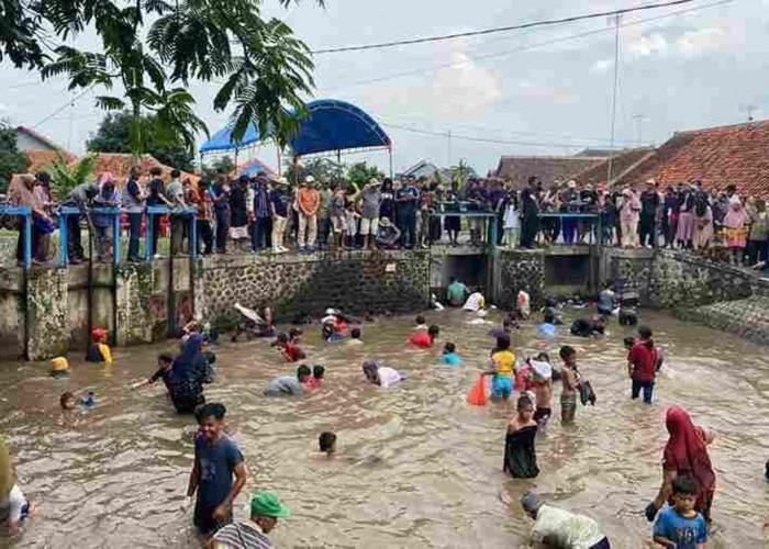 Tradisi Ngobeng Balong: Simbol Solidaritas Sosial Antar Warga