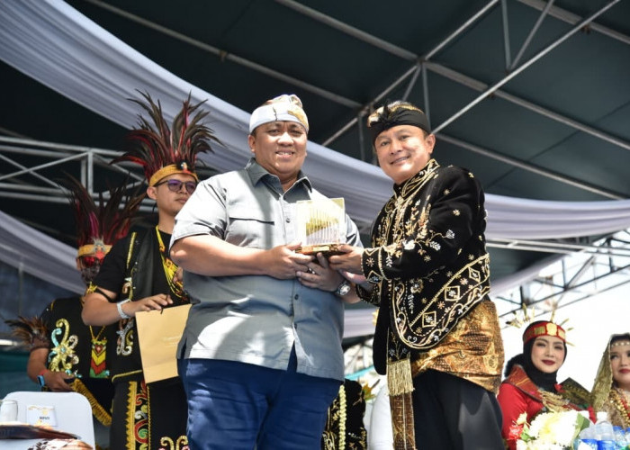 AGN Terima Penghargaan Tokoh Pinunjul Kuningan, Ini Kontribusinya