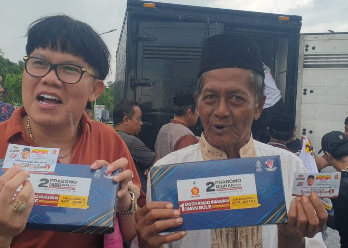 Berbagi ke Sesama: Tim Iwan Bule Bagikan Sarung dan APK di Panawuan Kuningan demi Kemenangan Prabowo