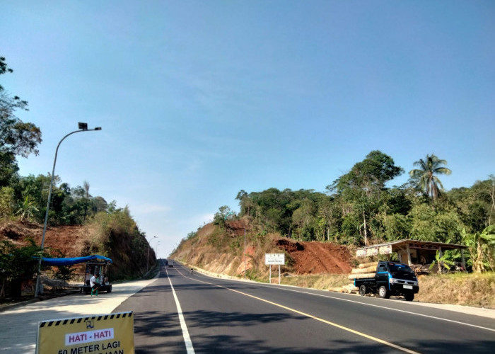 Bukit Kembar Jalan Lingkar Timur Kuningan Mulai Dikupas, Kontraktor Kerahkan Dua Alat Berat