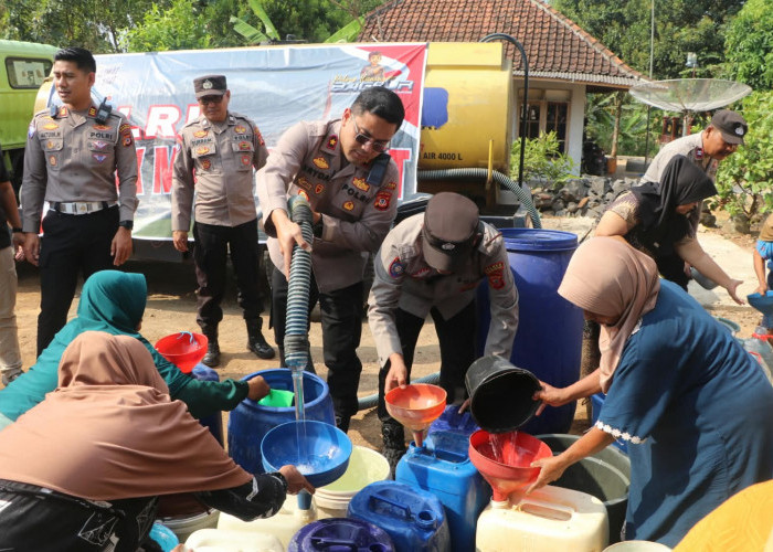Air Bersih Jadi Rebutan, Polres Kuningan Bantu Warga Cihanjaro