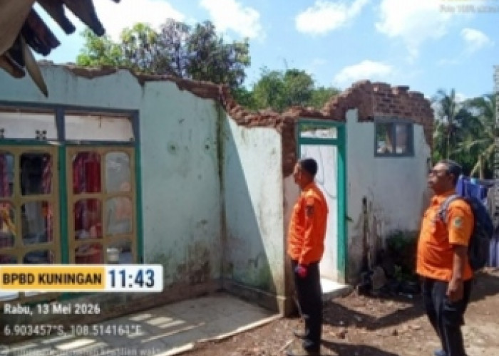 Rumah Warga di Japara Ambruk, BPBD Kuningan Salurkan Bantuan Darurat