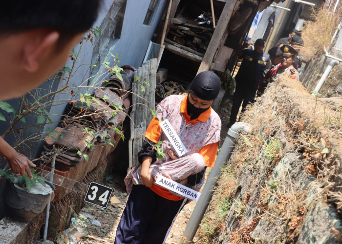 Rekonstruksi Kasus Pembuangan Bayi di Kuningan, Tersangka Peragakan 45 Adegan
