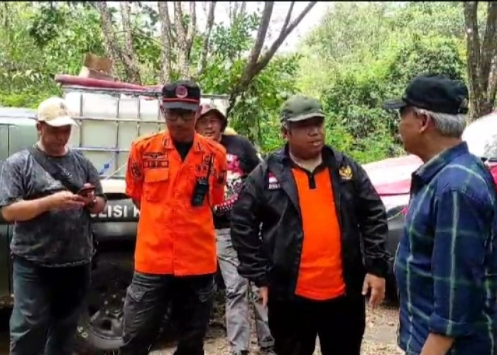 Tim Gabungan Bikin Sekat Bakar dari Cileutik ke Karang Dinding, Kebakaran Hutan TNGC Belum Bisa Dipadamkan