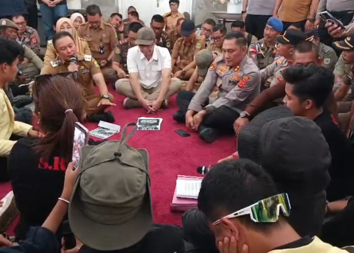 Demo Tolak Geothermal Ciremai Ricuh, Massa Jebol Barikade Pendopo Bupati