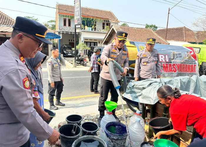 Ringankan Warga Dua Dusun di Cibeureum, Polres Kuningan Kirim Air Bersih