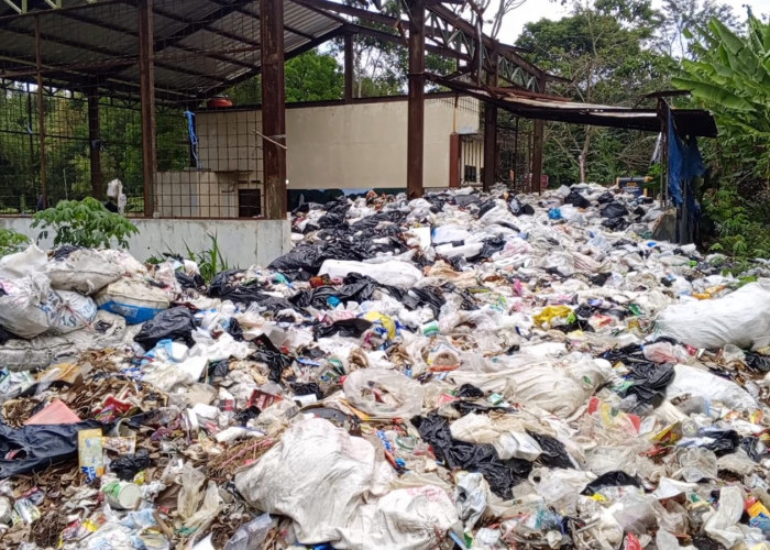 Warga Cipari Tebar Sampah di Gedung Setda Kuningan Viral, Inilah Fakta Sebenarnya