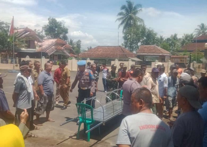 Bawa Keranda, Ratusan Warga Karangbaru, Kuningan Demo Tuntut Mundur Kepala Desa