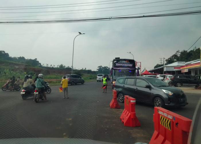 Jalur Wisata Kuningan Dipadati Kendaraan