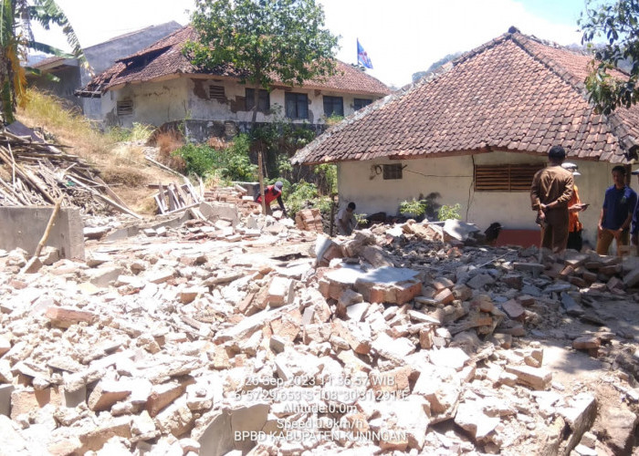 Diduga Kontur Tanah Labil dan Bangunan Lapuk, Rumah Iskandar di Desa Sumberjaya Kuningan Ambruk