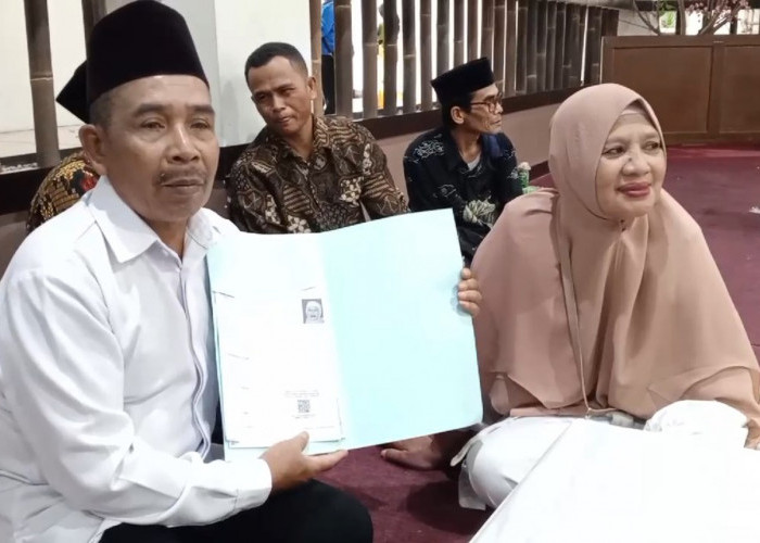 Kenal Lewat Facebook, Pasangan Usia 62 Tahun Ikut Nikah Serentak di Kuningan