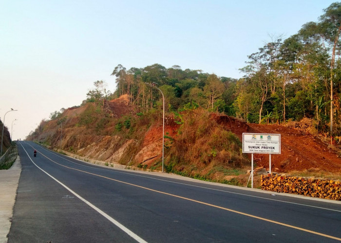 Bukit Kembar Jalintim Garatengah-Karangmangu Mulai Landai, Pagi dan Sore Pengguna Jalan Masih Bisa Melintas