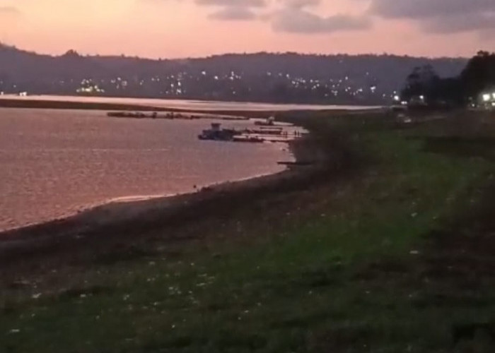 Air Waduk Darma Kuningan Surut, Daratan Makin Meluas