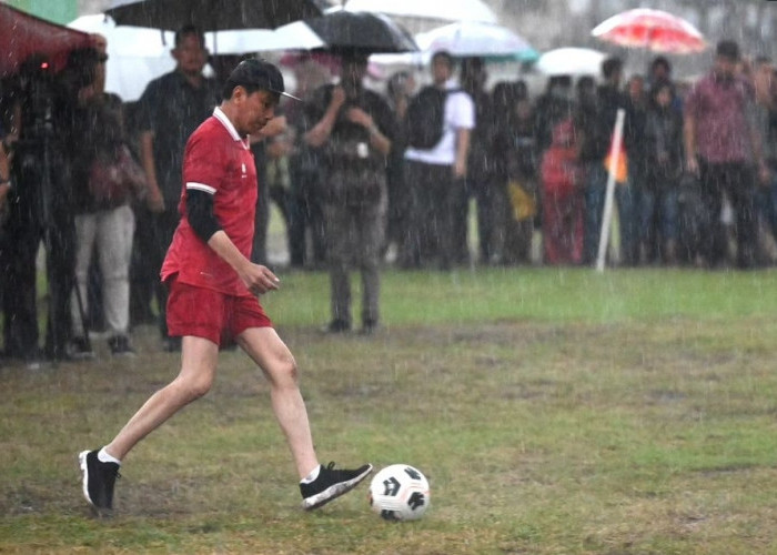 Jelang Indonesia vs Australia, Presiden Jokowi Main Bola Hujan-hujanan Diperkuat Kaesang