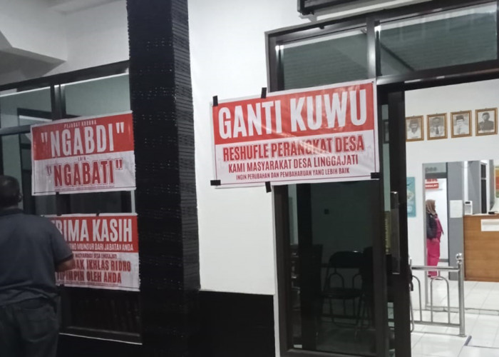 Warga Mulai Gerah, Kantor Kuwu Linggarjati Dipasangi Spanduk Mosi Tidak Percaya