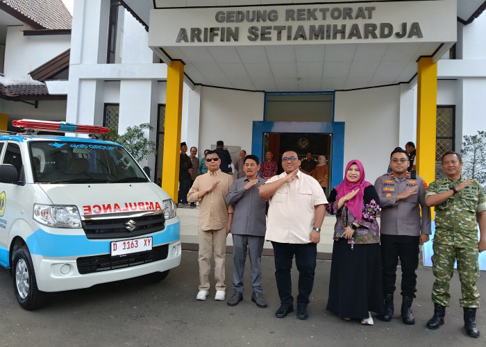 Peduli Tanah Kelahiran, Andi Gani Nena Wea Serahkan Ambulans untuk Universitas Kuningan